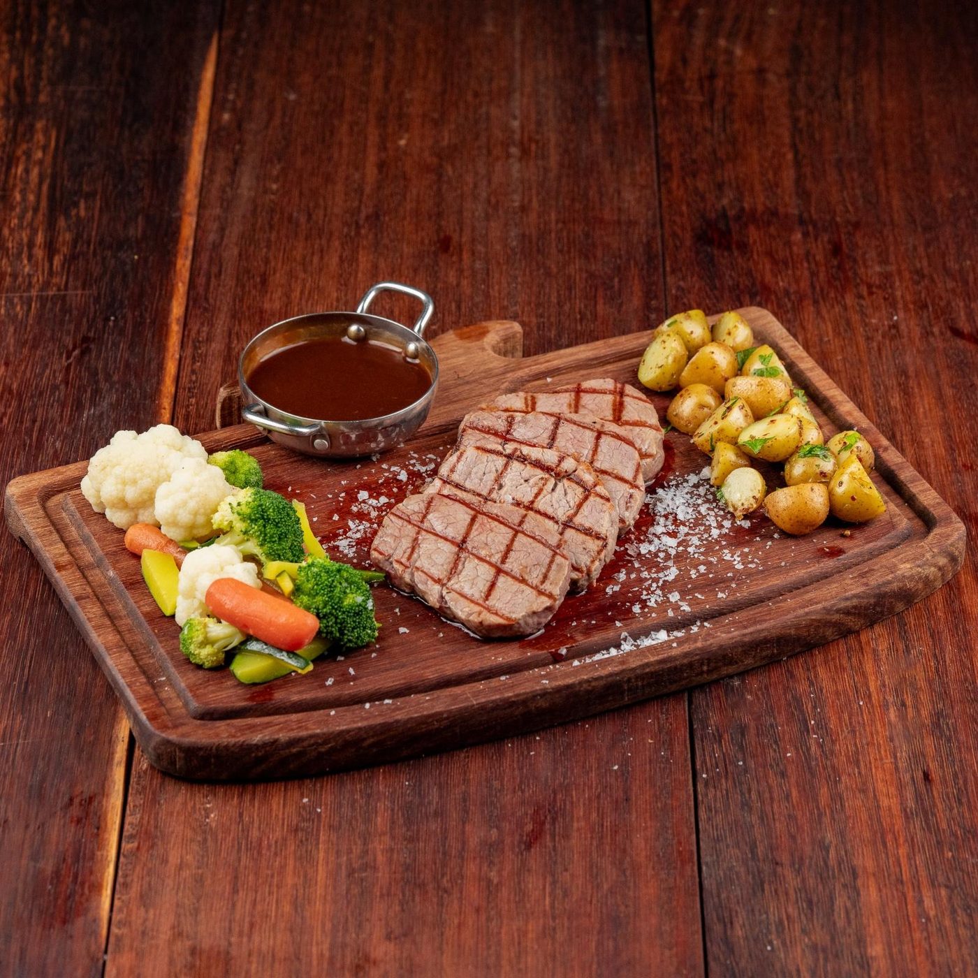Mercan restoranından özenle hazırlanmış yemek sunumu